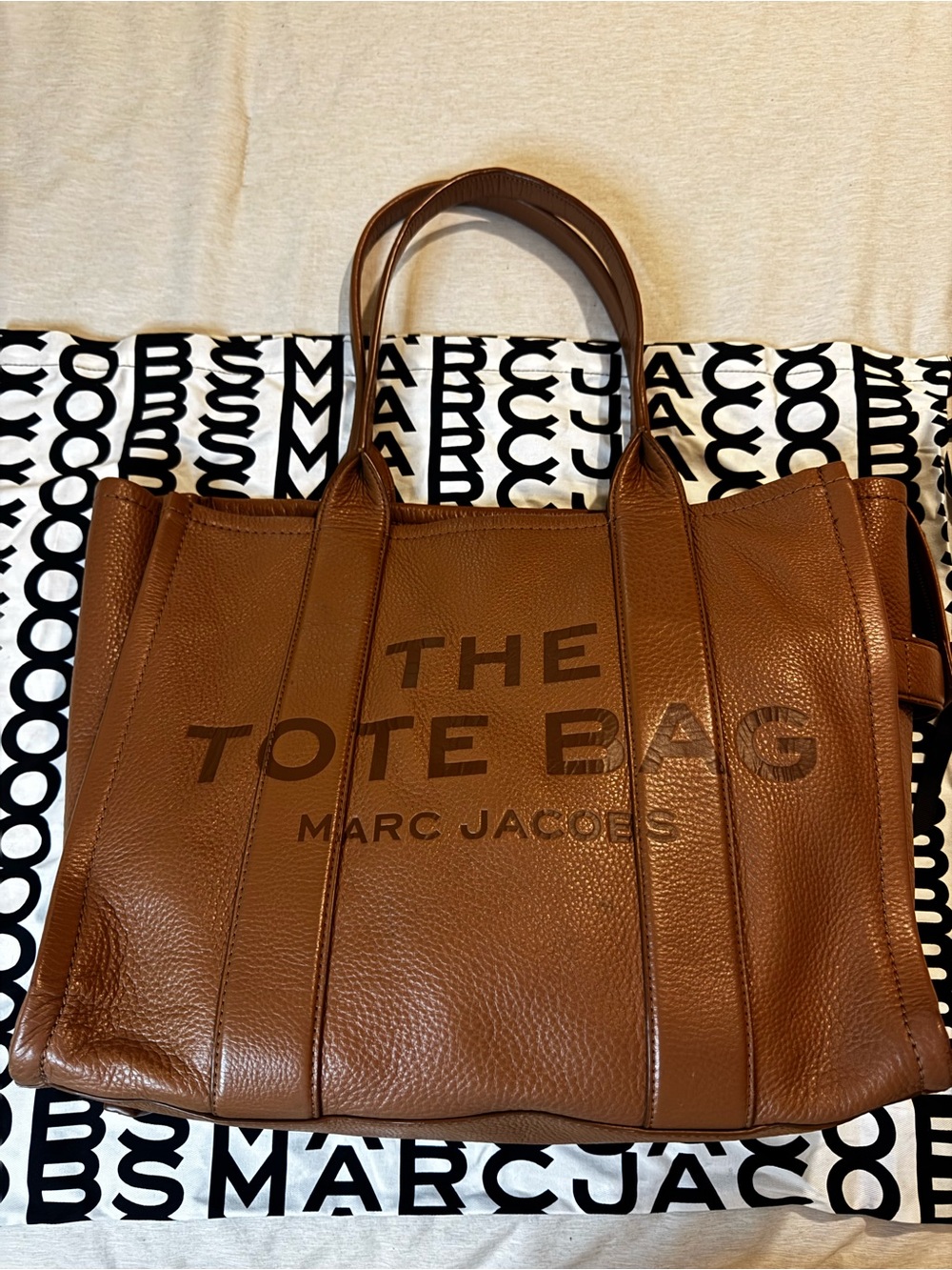 Marc Jacobs The Leather Large Tote Bag (Color: argan oil) - Picture 2 of 13